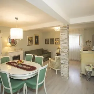 Antica With Yard & Bbq Apartment